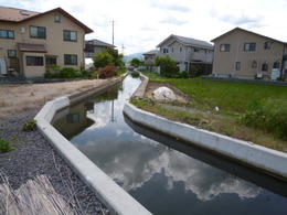 落ちると危険な市内の水深が深い水路の画像