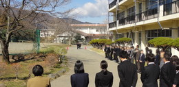  小林みゆき新校長先生のお迎えの画像