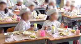 給食にメロンの画像