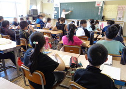しっかり算数の学習に取り組む6年生の画像