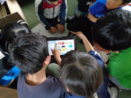  タブレットを使って学習する3年生の画像