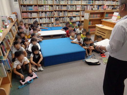 風樹文庫の説明を聞く子どもたちの画像
