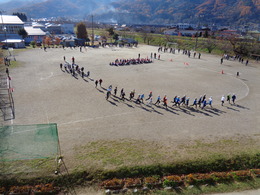 校庭を一周半してコースへの画像