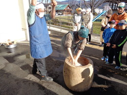 慣れた手つきの校長先生の画像