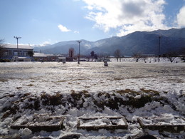 校庭には雪だるまがの画像