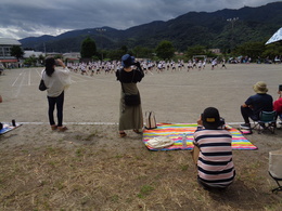 密を避けて参観いただく保護者の方の画像