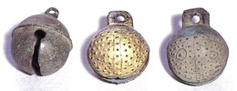 金張りされた鈴と青銅製の鈴の画像