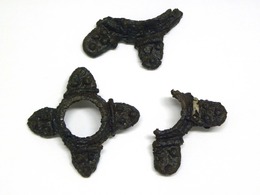 鉄地銀装雲珠と辻金具（貝製馬具の可能性もある）の画像