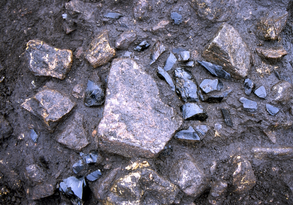 黒曜石原石の集積の画像