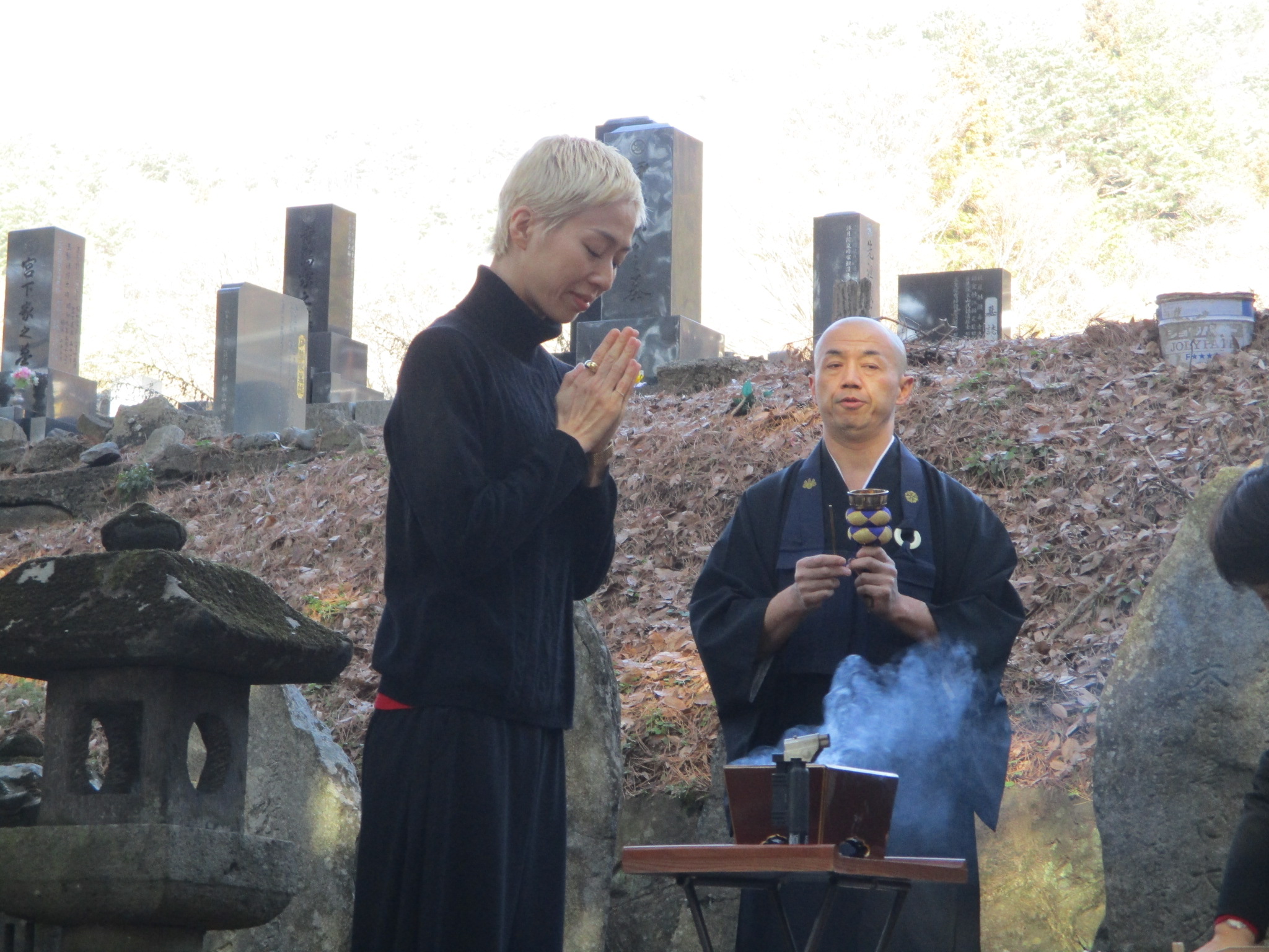 故ニムラ氏墓前で授賞の報告の画像