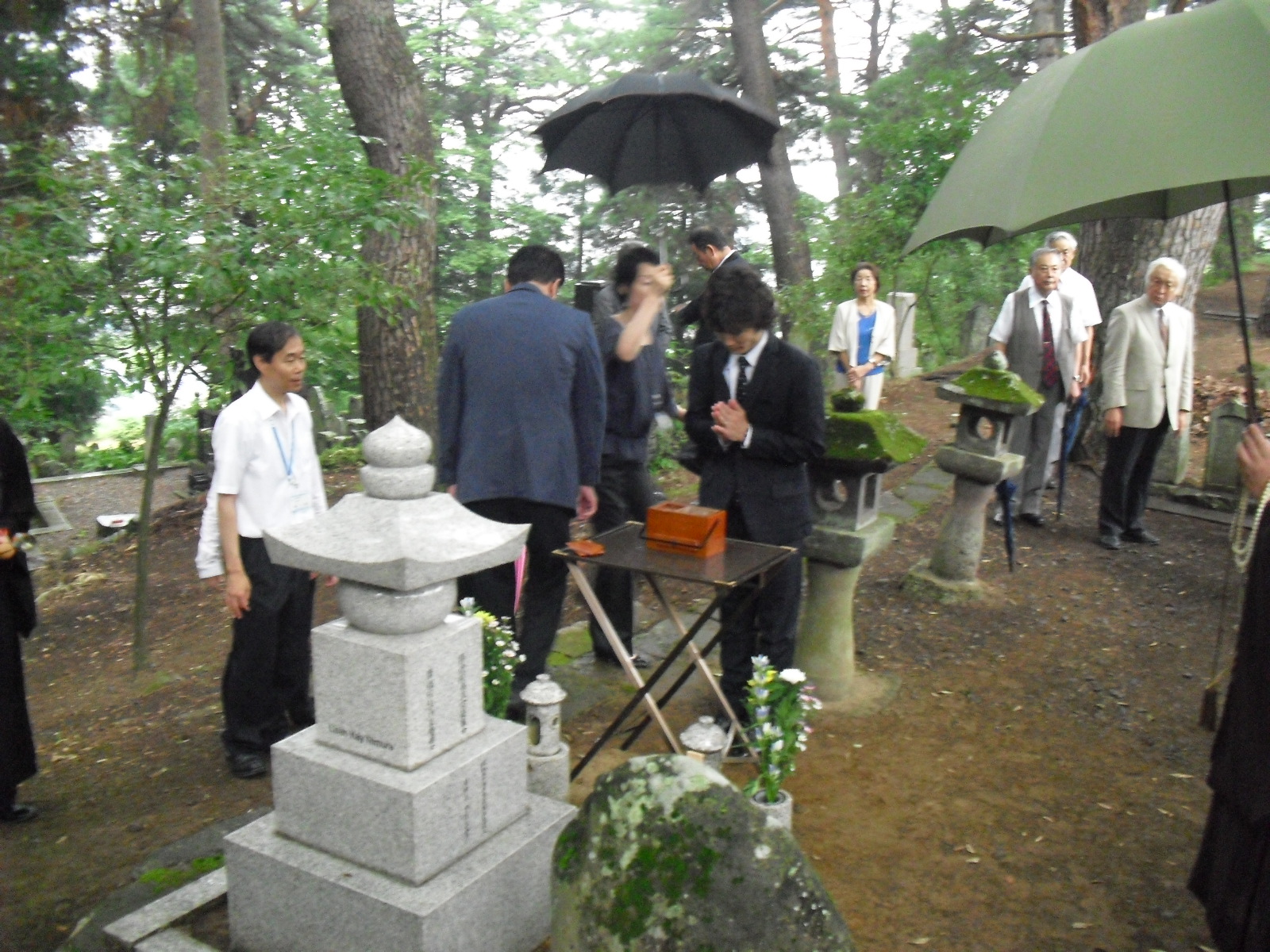 故ニムラ氏の墓前で授賞の報告の画像