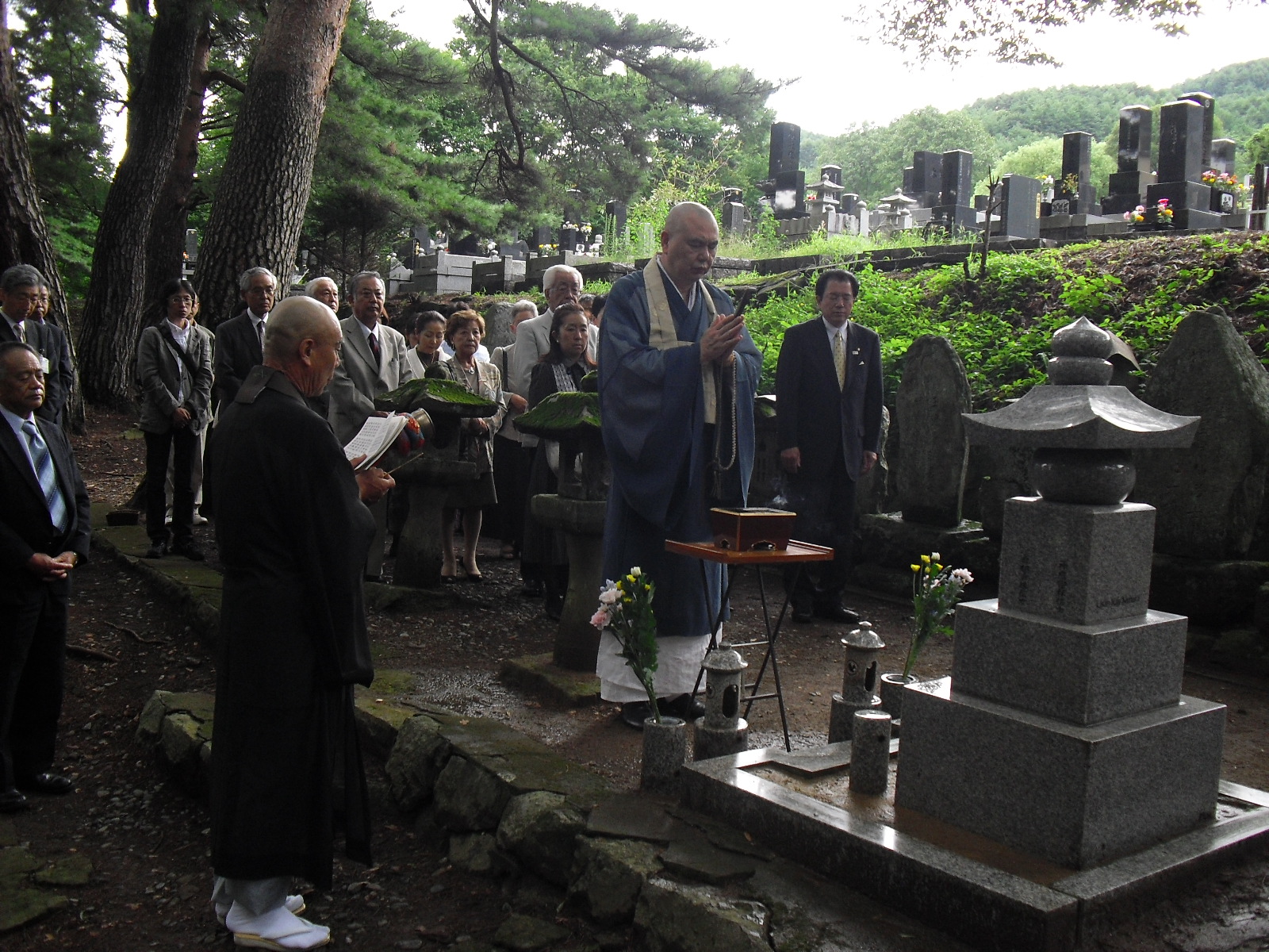 故ニムラ氏の墓前で授賞の報告の画像