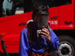 消防署酸素ボンベとマスクの装着体験の画像