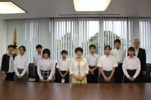 9月7日 令和4年度平和教育事業「広島平和記念式典」参列市長報告会　　8月5日～7日に広島を訪問し、8月６日の平和記念式典に参列した市内の中学生8人が市長に報告を行いました。それぞれが感じた感想や平和への思いなどを、１人ずつ自分の言葉で市長に伝えました。