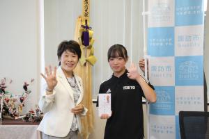 9月26日 とちぎ国体サッカー競技出場報告　　長野県少年女子チームの一員としてとちぎ国体サッカー競技に出場する新村音寧さんが、市長に出場の報告をしました。「優勝を目指して精一杯頑張ってきます」と意気込みを語りました。