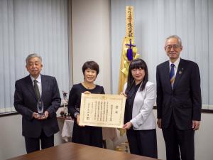 10月21日 四賀小学校　第61回全日本学校歯科保健優秀賞及び文部科学大臣賞受賞報告　四賀小学校が第61回全日本学校歯科保健優秀賞及び文部科学大臣賞受賞したことを市長に報告しました。赤羽校長と池田学校医は「受賞を励みに、口と歯の健康を守る取り組みを続けてい