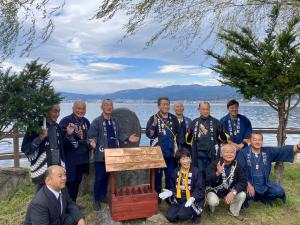 10月22日 初島御柱祭・初島「賽銭箱」設置セレモニー　諏訪湖の初島にある初島神社の御柱祭が開催されました。参加者は、湖岸から約250メートル離れた初島まで一之柱を湖中曳航し、建立しました。併せて、令和3年度に諏訪中学校の生徒が制作した「賽銭箱」の設置セレ