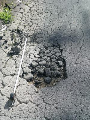 道路の穴ぼこ