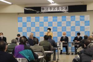 【2.14 令和5年諏訪市区長会議】2 月14 日と15 日に、市の新年度主要事業や区への支援制度を区長のみなさんに説明する区長会議を開催しまし た。質疑では、浸水被害が頻発する区の現状などさまざまな意見が出され、地域と行政が課題を共有しました。