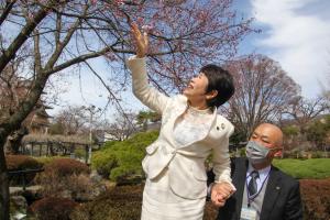 【3.27 高島公園桜の開花宣言】3月27日に高島公園の桜が開花し、市長が開花宣言を行いました。昨年より12日早く、平年より10日早い開花となり、これまでで最も早い開花宣言になりました。