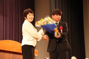 【4月5日 第63回諏訪市新入社員歓迎大会】市内企業に就職する新入社員のみなさんの門出を祝福するため、文化センターで歓迎大会が開催されました。希望と決意をもって就職されたみなさんの今後の活躍が期待されます。