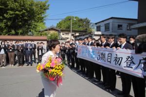 【5月1日 市長登庁式及び就任式】金子ゆかり市長が3期目の初登庁に臨みました。市役所正面玄関前には、多くの市民や職員が拍手で市長の初登庁を出迎えました。