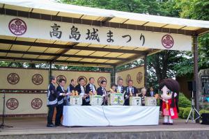 【5月28日 第54回高島城祭】4年ぶりに通常開催となった今年度は露店が出店され、ステージでは古式砲術国宝松本城鉄砲隊の砲術や、市内の団体による歌やダンス、楽器演奏などの披露があり、多くの人が来場するにぎわいを見せました。