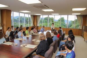 【7.14 セントルイス市交流事業表敬訪問】諏訪市の姉妹都市のアメリカ合衆国ミズーリ州セントルイス市から、生活体験事業で諏訪市を訪れている高校生が市長を表敬訪問しました。新型コロナウイルス感染症の影響で交流事業は4年ぶりの開催。