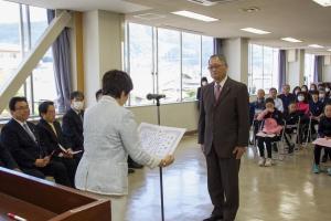 【10.7 体育功労賞・有功章表彰】市スポーツ祭の開会式の中で体育功労賞・有功章の表彰が行われ、体育事業に尽力した2人と、大会などで優秀な成績を収めた31人を表彰しました。