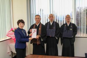 【12.21 諏訪市仏教会・諏訪仏教青年会様からの寄付金受領】諏訪市仏教会・諏訪仏教青年会様から寄付金を受領しました。いただいた寄附金は諏訪市社会福祉基金に積み立て、社会福祉事業の充実のために活用します。