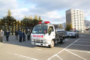 【1.6 能登半島地震に伴う給水車派遣出発式】元日に発生した能登半島地震の被災地での支援活動のため、石川県羽咋市へ派遣される水道局職員4人の出発式が行われました。