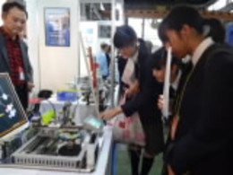 機械の操作をしている生徒たちの画像