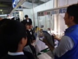 製品の特長について説明を受ける生徒たちの画像