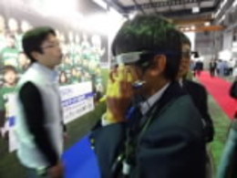 製品をかけて体験している生徒たちの画像