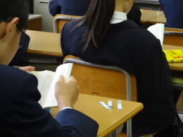 同じ本を読む生徒たちの画像