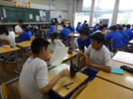本の内容について意見交換する生徒たちの画像