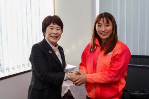 12月5日 パリ五輪レスリング女子50キロ級銅メダリスト須崎優衣選手市長表敬訪問