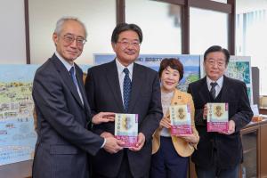 12月9日 諏訪清陵高等学校同窓会諏訪支部様と鳥影社様による本の寄贈