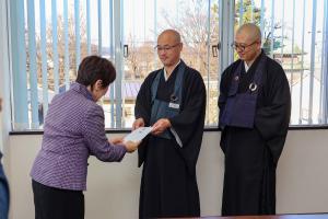 12月23日 諏訪仏教青年会様からの寄附金受領