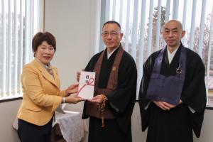 12月25日 諏訪市仏教会様からの寄附金受領