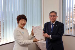 4月14日 諏訪市政策アドバイザー（法律分野）委嘱状の交付