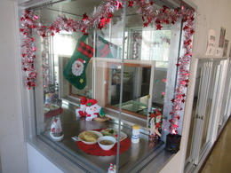 給食室にクリスマスの装飾の画像