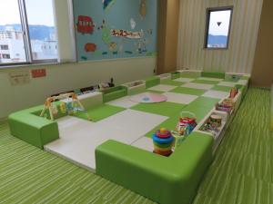 のびのびスペースの様子。柔らかい床部分に子供用おおもちゃがある