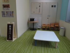 もぐもぐスペースの様子。机と電子レンジと子供用の椅子がある
