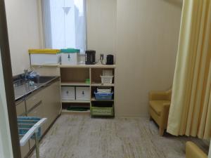 授乳室の様子。椅子が二つと仕切り用カーテンがある。流し台やミルク用のポットもある。