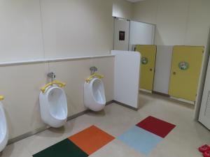 トイレの外観。子供用の個室用トイレと男子用トイレ。