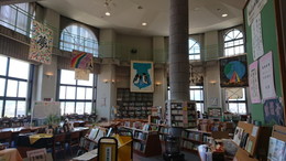 レリーフの内側は図書館の画像
