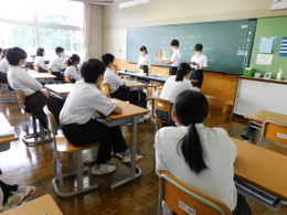 真剣に聞く姿の画像