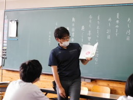 先生による読み聞かせの画像