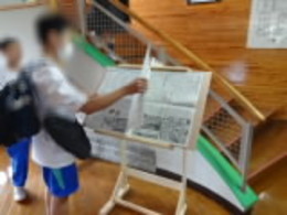 閲覧台の新聞を読む生徒たちの画像